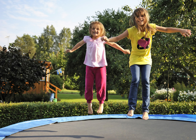 Skkn na trampoln prospv naemu zdrav.