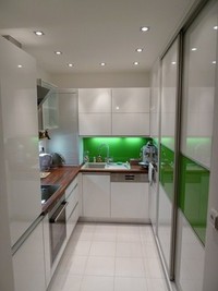 Modern panelkov kuchyn na mru