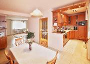 Exkluzivn� prodej rodinn�ho domu se zahradou, gar�� a hospod��skou bodovou v obci Such�