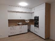 Nab�z�me pron�jem z�novn�ho zd�n�ho bytu 2+kk s balk�nem a parkovac�m st�n�m u centra Jihlavy