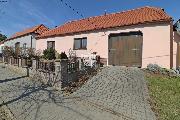 Rodinn� d�m s uzav�en�m dvorem a prostornou zahradou, Chvalovice u Znojma