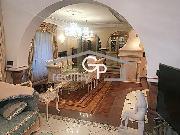 Luxusn rezidenn vila s rozshlm pozemkem a pikovm vybavenm  Veln u eskch Budjovic
