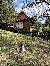 Stavebn� pozemek s chatou JZ svah