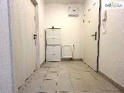 Pron�jem bytu 2+KK s balkonem a parkovac�m st�n�m ve Zb�chu.