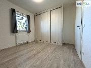 Pron�jem bytu 2+KK s balkonem a parkovac�m st�n�m ve Zb�chu.