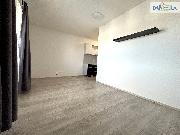 Pron�jem bytu 2+KK s balkonem a parkovac�m st�n�m ve Zb�chu.