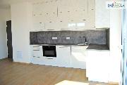 Pron�jem novostavby 2+kk s balkonem a gar�ov�m st�n�m.