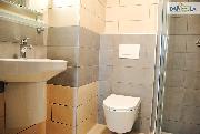 Pron�jem novostavby 2+kk s balkonem a gar�ov�m st�n�m.