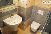 Pron�jem novostavby 2+kk s balkonem a gar�ov�m st�n�m.