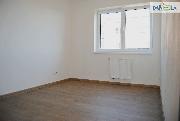 Pron�jem novostavby 2+kk s balkonem a gar�ov�m st�n�m.