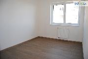 Pron�jem novostavby 2+kk s balkonem a gar�ov�m st�n�m.