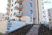 Pron�jem novostavby 2+kk s balkonem a gar�ov�m st�n�m.