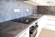 Pron�jem novostavby 2+kk s balkonem a gar�ov�m st�n�m.
