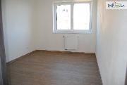 Pron�jem novostavby 2+kk s balkonem a gar�ov�m st�n�m.