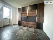 Pron�jem novostavby bytu 3+KK s parkovac�m st�n�m a zahradou.