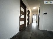 Pron�jem novostavby bytu 3+KK s parkovac�m st�n�m a zahradou.
