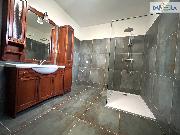 Pron�jem novostavby bytu 3+KK s parkovac�m st�n�m a zahradou.