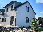 Pron�jem novostavby bytu 3+KK s parkovac�m st�n�m a zahradou.