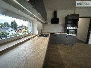Pron�jem novostavby bytu 3+KK s parkovac�m st�n�m a zahradou.