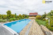 RD (3+kk) a chata (3+kk), 2 bazny + wellness, pozemek 2816 m2, Kvtov