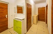 Prodej bezbari�rov�ho bytu 2+kk, 50 m2,OV, s balk�nem a kryt�m st�n�m, klidn� lokalita, ihned voln�.