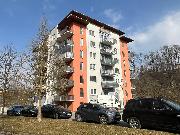 Pron�jem bezbari�rov�ho bytu 2+kk (50 m2) s kryt�m parkovac�m m�stem na ul. U Dlouh� st�ny, Jihlava