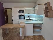 Pron�jem bezbari�rov�ho bytu 2+kk (50 m2) s kryt�m parkovac�m m�stem na ul. U Dlouh� st�ny, Jihlava