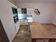 Pron�jem bezbari�rov�ho bytu 2+kk (50 m2) s kryt�m parkovac�m m�stem na ul. U Dlouh� st�ny, Jihlava