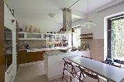 Pron�jem, kr�sn� rodinn� d�m 6+1, 417 m2, neza��zen�, dva vchody, Ke Hr�dku, Praha 4, zahrada, gar�