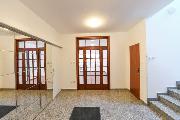 Pron�jem, kr�sn� rodinn� d�m 6+1, 417 m2, neza��zen�, dva vchody, Ke Hr�dku, Praha 4, zahrada, gar�