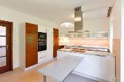 Pron�jem, kr�sn� rodinn� d�m 6+1, 417 m2, neza��zen�, dva vchody, Ke Hr�dku, Praha 4, zahrada, gar�