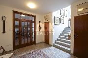 Pron�jem, kr�sn� rodinn� d�m 6+1, 417 m2, neza��zen�, dva vchody, Ke Hr�dku, Praha 4, zahrada, gar�