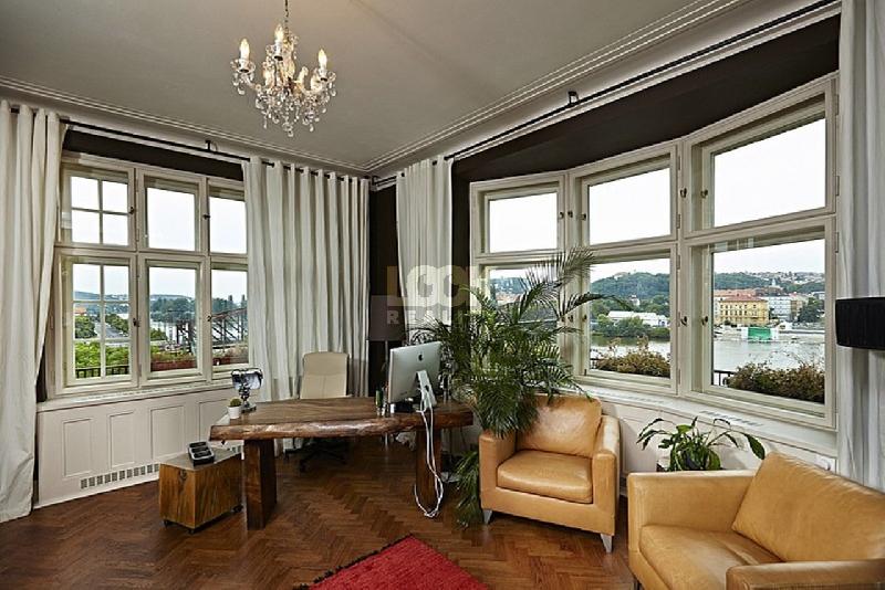 Pronájem, reprezentativní byt 4+1, Na Hrobci,