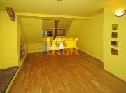 Pron�jem, zrekonstruovan� mezonet 5+1, �jezd, Praha 1 - Mal� Strana, centrum, 4 nepr�choz� pokoje