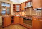 Pron�jem, zrekonstruovan� mezonet 5+1, �jezd, Praha 1 - Mal� Strana, centrum, 4 nepr�choz� pokoje