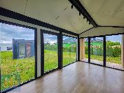 Modulov� prefabrikovan� zateplen� domek se sedlovou st�echou a terasou