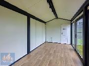 Modulov� prefabrikovan� zateplen� domek se sedlovou st�echou a terasou