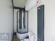 Modulov� prefabrikovan� zateplen� domek se sedlovou st�echou a terasou