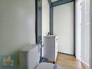 Modulov� prefabrikovan� zateplen� domek se sedlovou st�echou a terasou