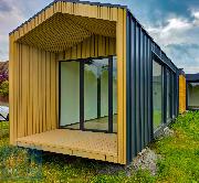 Modulov� prefabrikovan� zateplen� domek se sedlovou st�echou a terasou