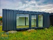 Modulov� prefabrikovan� zateplen� domek se sedlovou st�echou a terasou