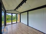 Modulov� prefabrikovan� zateplen� domek se sedlovou st�echou a terasou