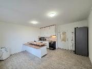 Prodej zrekonstruovan�ho bytu 2+kk (43 m2) s lod�i� a gar�ov�m st�n�m, Praha 8 -Troja, Hn�zdensk�