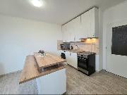 Prodej zrekonstruovan�ho bytu 2+kk (43 m2) s lod�i� a gar�ov�m st�n�m, Praha 8 -Troja, Hn�zdensk�