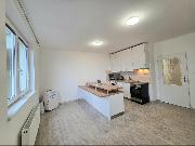 Prodej zrekonstruovan�ho bytu 2+kk (43 m2) s lod�i� a gar�ov�m st�n�m, Praha 8 -Troja, Hn�zdensk�