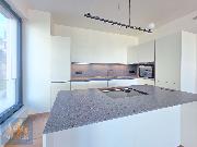 Pron�jem modern�ho bytu 3+kk s balkonem, gar�ov�m st�n�m a sklepem � Lerausova, Praha 5