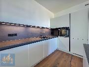 Pron�jem modern�ho bytu 3+kk s balkonem, gar�ov�m st�n�m a sklepem � Lerausova, Praha 5