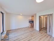 Pronjem novostavby 2+kk s balkonem, parkovacm stnm a sklepem, Praha 8 - imice, ul. Hraeho