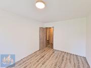 Pronjem novostavby 2+kk s balkonem, parkovacm stnm a sklepem, Praha 8 - imice, ul. Hraeho