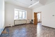 Pron�jem prostorn�ho domu 300 m? pro kancel��e �i podnik�n� � O�ech, Praha-z�pad